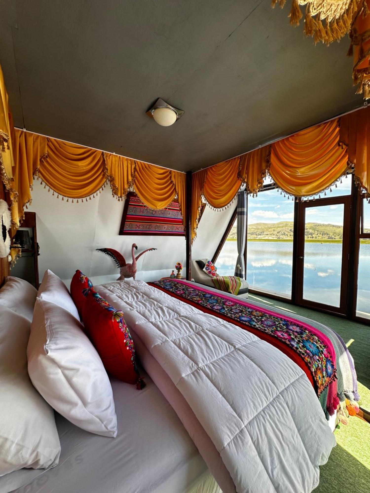 Uros Waliski Lodge Puno Bagian luar foto